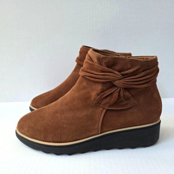 Clarks Boots Women 9W Wide Rust Brown Sharon Salon Suede Ankle Booties Twist Bow - Picture 1 of 10